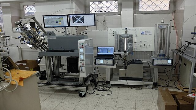 Zdjęcie przedstawiające wnętrze laboratorium KIG w bud. D-2