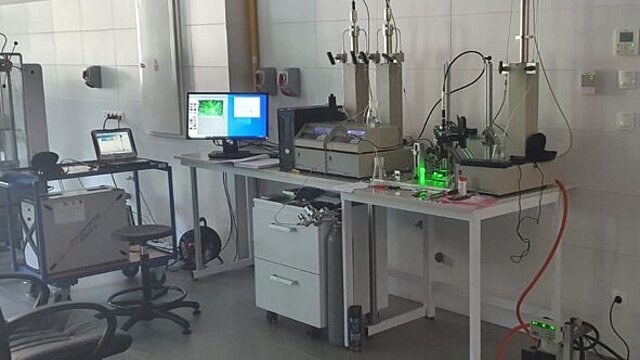 Zdjęcie przedstawiające wnętrze laboratorium KIG w bud. D-2